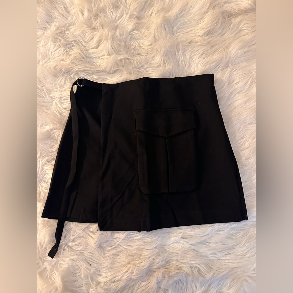 mi ami black skort with cargo pocket size: M
